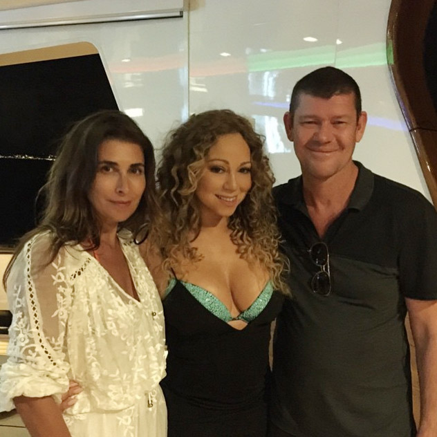 Mariah Carey posa para foto com namorado e a ex dele