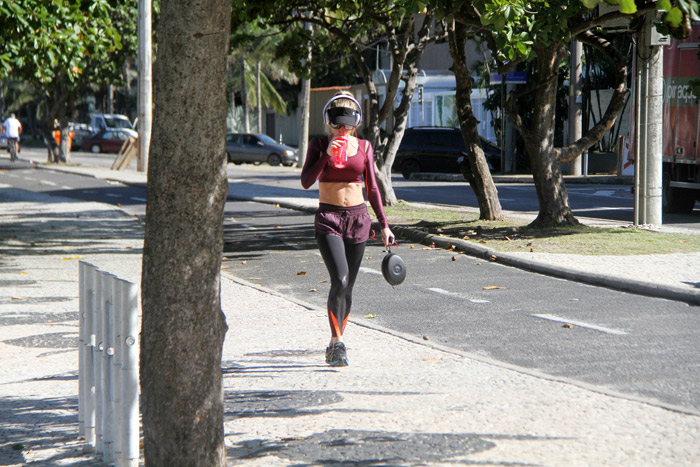 Danielle Winits mostra corpo sequinho ao correr no Rio 