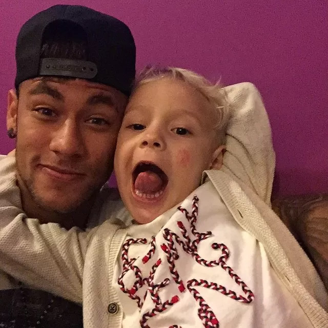Neymar baba pelo filho: 'Minha vida'
