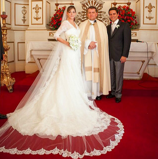  Luma Costa celebra três anos de casada com declaração