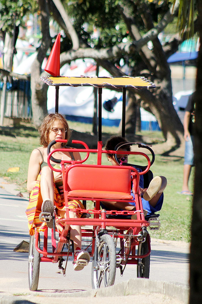 Drica Moraes passeia de triciclo com o filho Mateus 