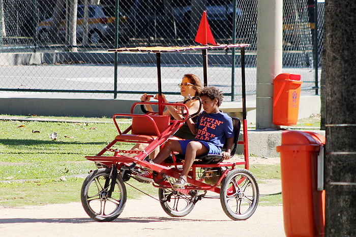 Drica Moraes passeia de triciclo com o filho Mateus 