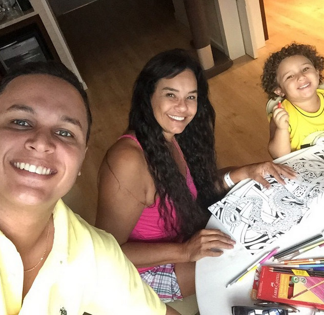 Ainda no hospital, Solange Couto recebe a visita da família