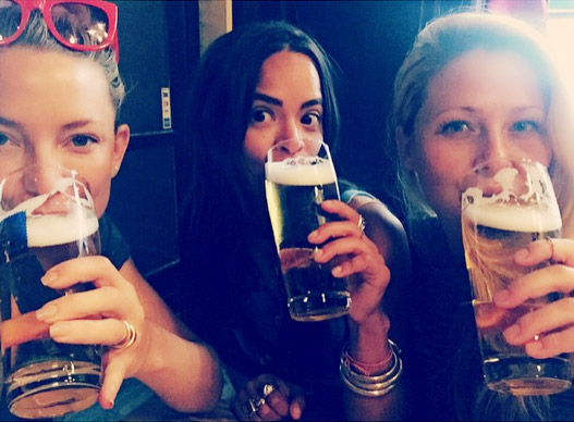 Kate Hudson posta foto tomando cerveja com as amigas