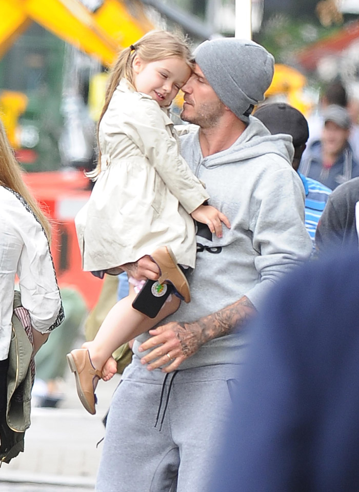 David Beckham esbanja fofura com a filha em Londres