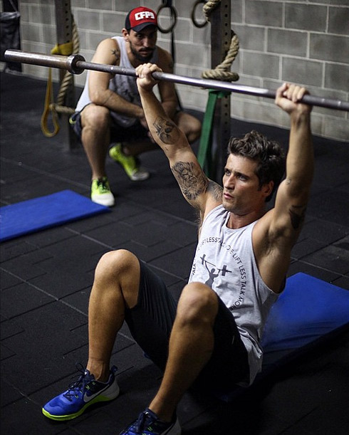 Bruno Gagliasso mostra treino especial de crossfit na rede