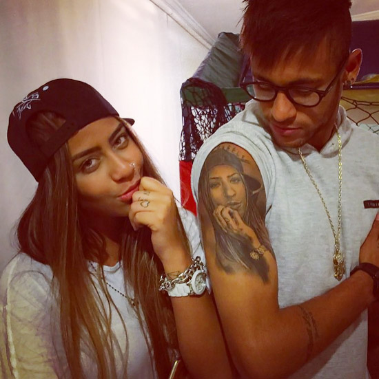 Irmã faz graça com a tattoo do rosto dela em Neymar