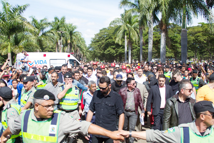 Corpo de namorada de Cristiano Araújo é enterrado em Goiânia -  Entretenimento - R7 Pop