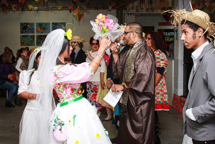 Amanda Djehdian vira noiva em festa junina beneficente