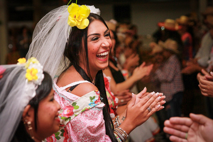 Amanda Djehdian vira noiva em festa junina beneficente