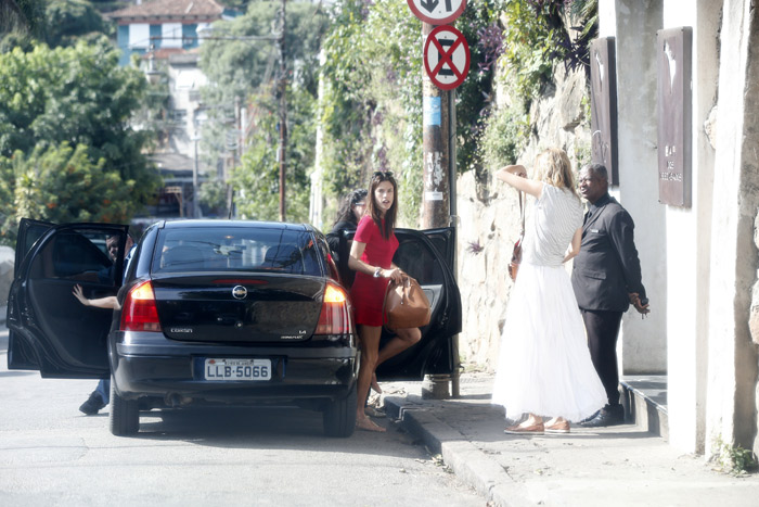 Alessandra Ambrósio passeia por Santa Teresa, no Rio