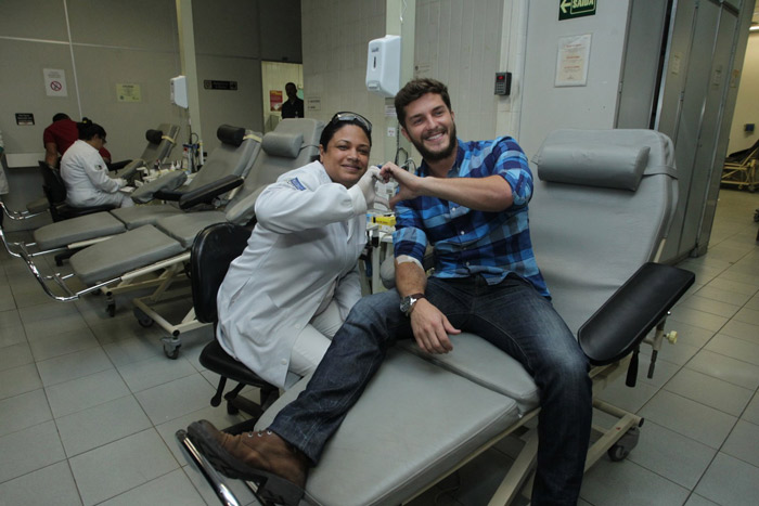 Klebber Toledo posa com médica antes de doar sangue no Rio