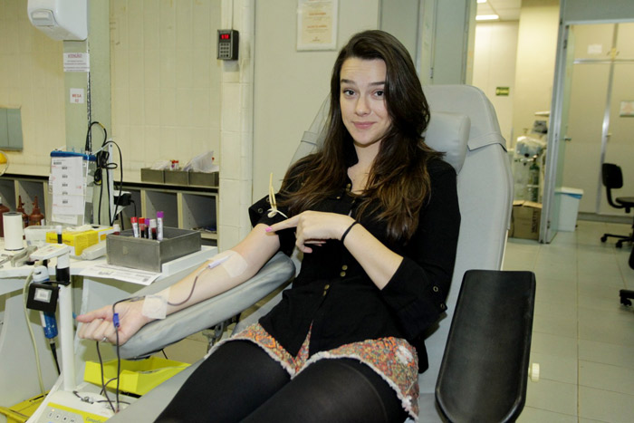 Mariana Molina faz pose ao doar sangue no Rio