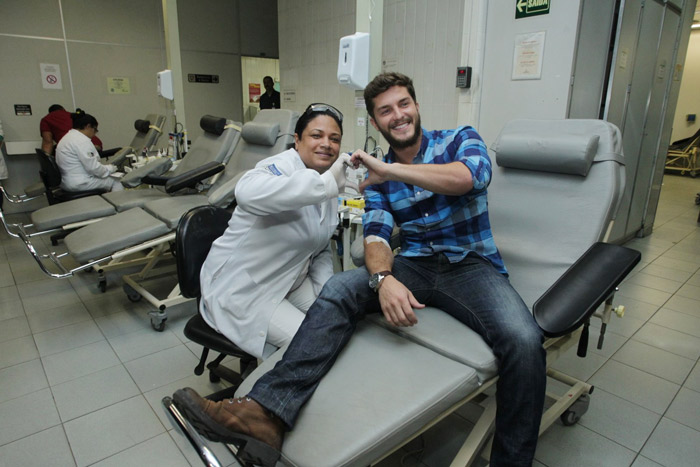 Klebber Toledo posa com médica depois de doar sangue no Rio