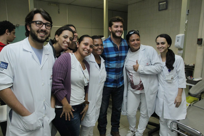 Klebber Toledo posa com equipe médica do Hemorio após doar sangue