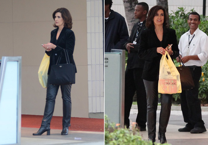 Elegante, Fátima Bernardes deixa shopping com sacolas na mão