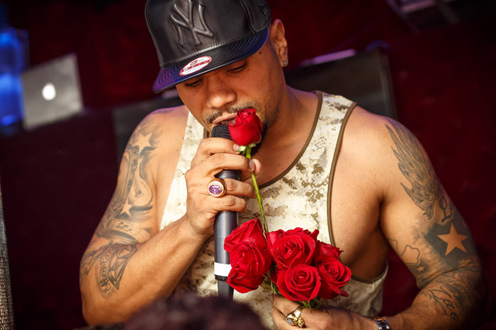 Romântico, Naldo Benny distribui rosas para fãs em show