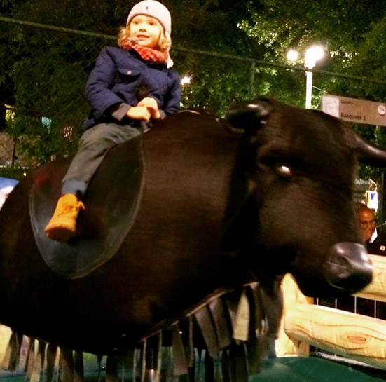 Adriane Galisteu baba pelo filho durante festa junina