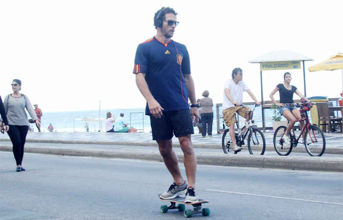 Flávio Canto circula de skate pela orla carioca