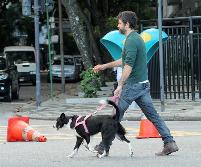 Eriberto Leão leva sua cadelinha para passear, no Rio