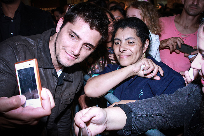 Bruno Gissoni participa de gincana com os fãs, em São Paulo
