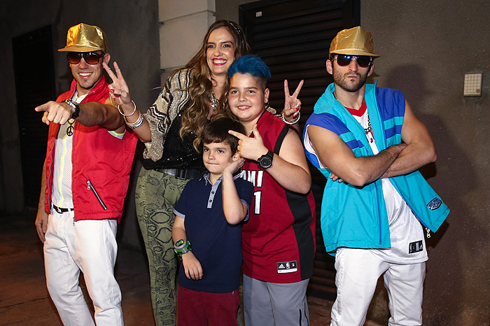 Luciana posa, toda descontraída, com os meninos, na porta de sua festa de aniversário