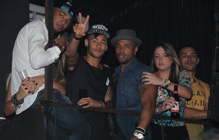 Neymar curte show de Anitta com amigos no Rio