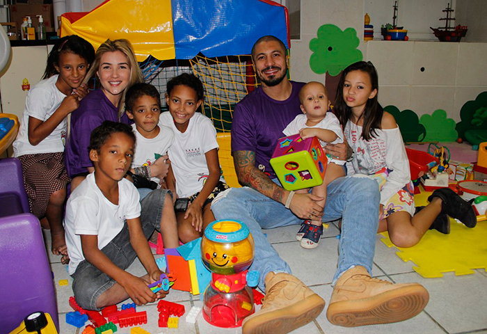 Aline e Fernando passam a tarde com crianças doentes em casa de apoio