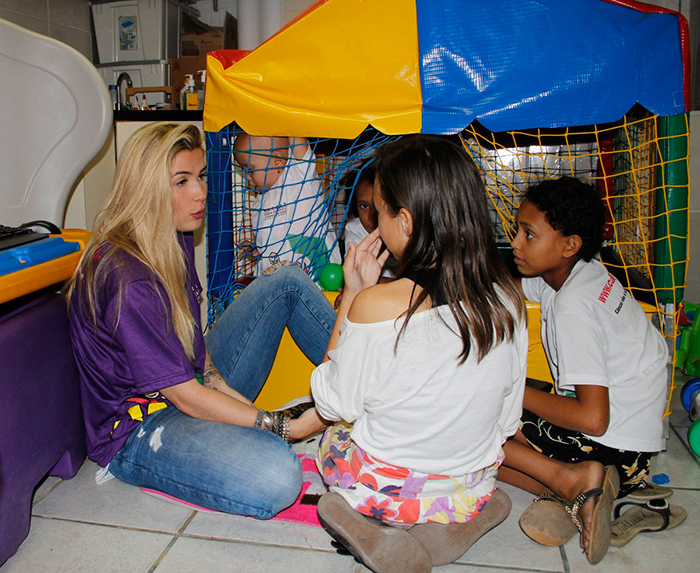 Aline e Fernando passam a tarde com crianças doentes em casa de apoio