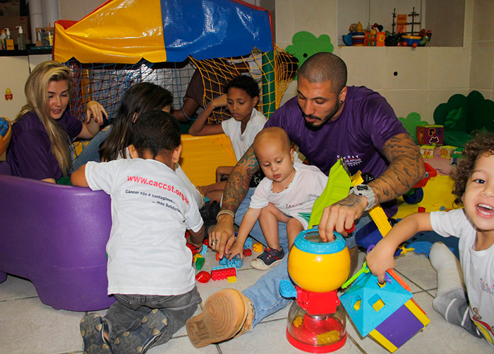 Aline e Fernando passam a tarde com crianças doentes em casa de apoio