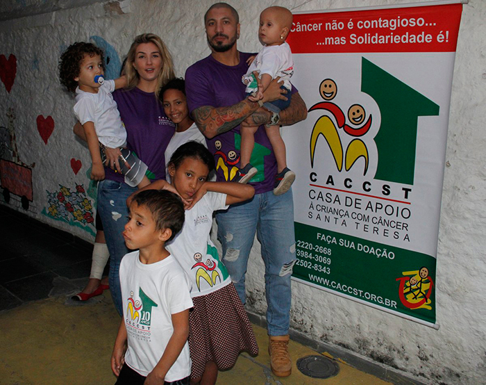 Aline e Fernando passam a tarde com crianças doentes em casa de apoio