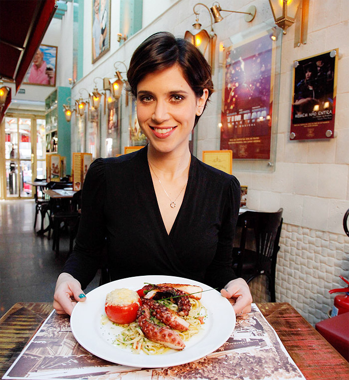 Mel Lisboa se delicia com prato de frutos do mar em restaurante