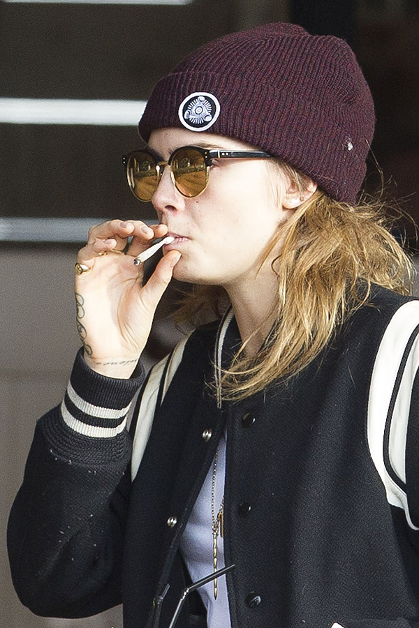 Cara Delevingne fuma cigarrinho suspeito em festival