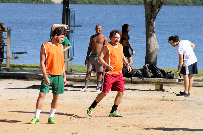 Bruno Mazzeo e Fabio Lago jogam futebol ao gravarem novela