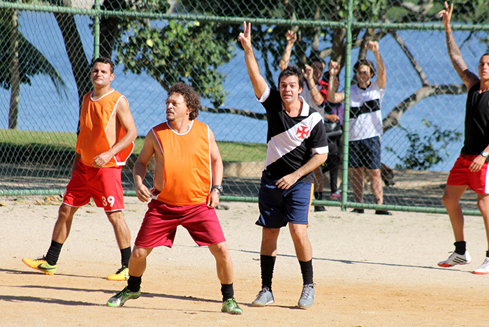 Bruno Mazzeo e Fabio Lago jogam futebol ao gravarem novela