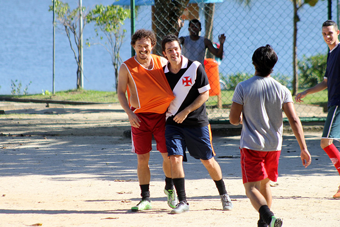 Bruno Mazzeo e Fabio Lago jogam futebol ao gravarem novela