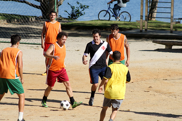 Bruno Mazzeo e Fabio Lago jogam futebol ao gravarem novela