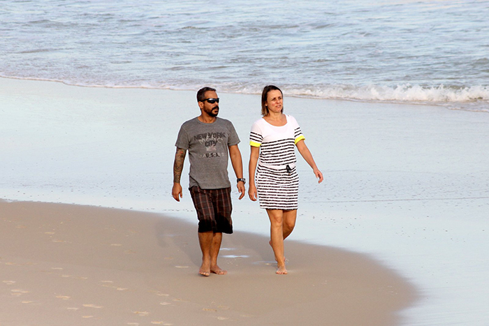 Toda estilosa, Giulia Gam passeia com amigo por praia do Rio