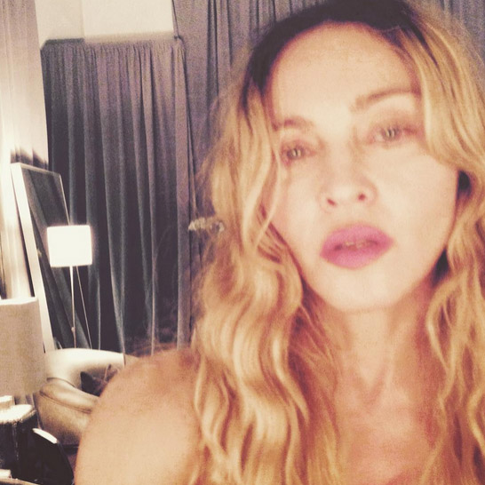 Madonna tira selfie sem maquiagem e com aparência cansada