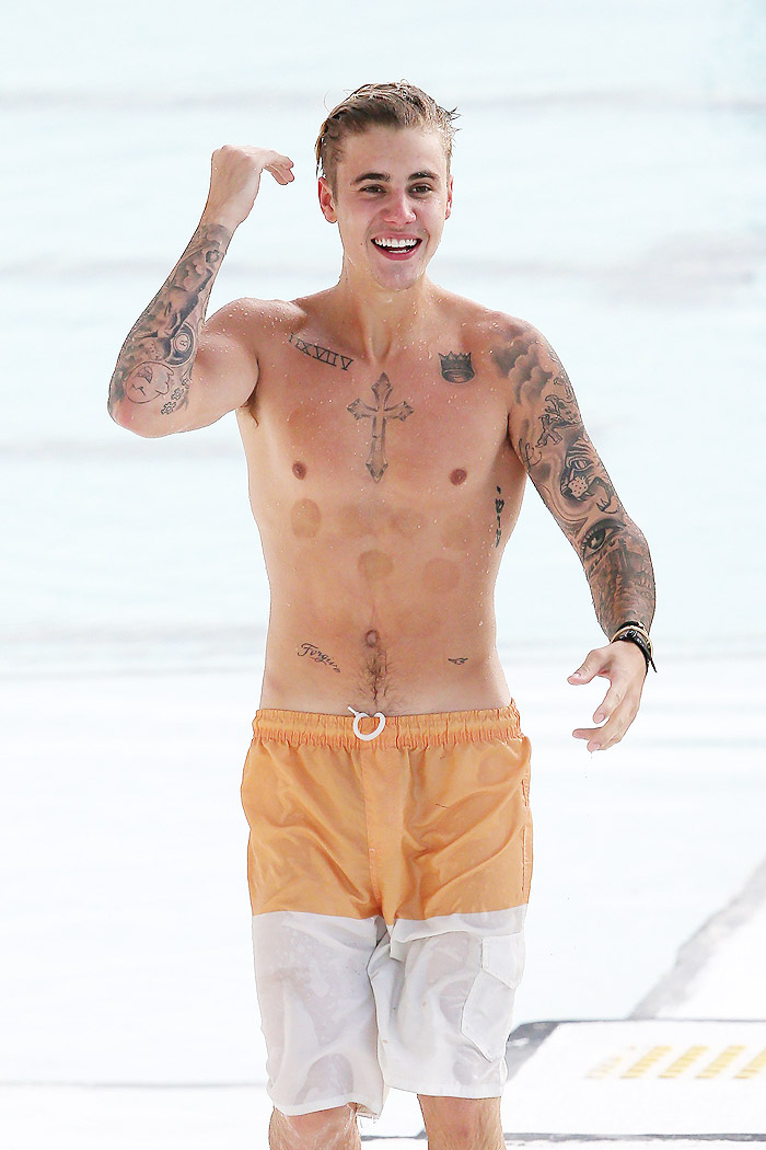Justin Bieber exibe músculos e marcas no corpo na Austrália