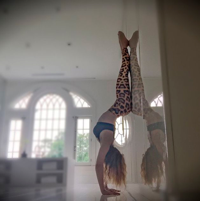 Thalía compartilha foto fazendo Power Yoga