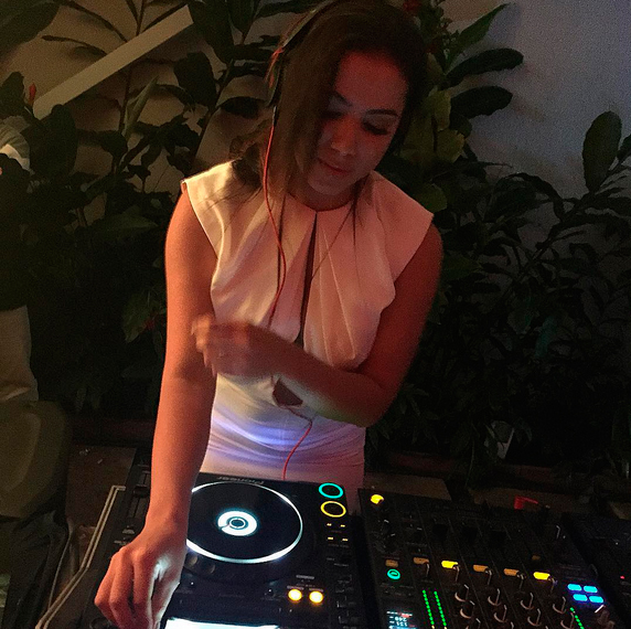 Anitta ataca de DJ durante aniversário de Marina Ruy Barbosa e Luma Costa
