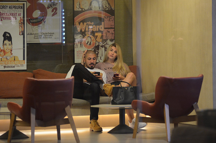 Fernando e Aline trocam carinhos antes de cinema no Rio