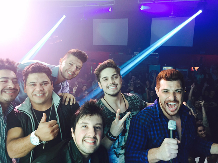 Cézar Lima leva fãs à loucura ao comandar festa no Paraná