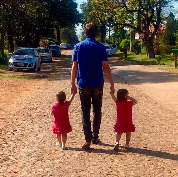Leandro, do KLB, filosofa durante passeio com as filhas