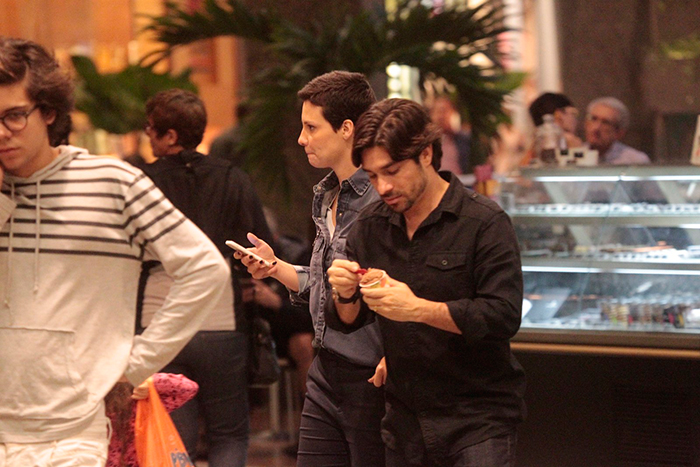 Camila Rodrigues toma sorvete em passeio com o marido