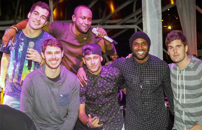 Neymar sobe no palco com Thiaguinho em festa carioca