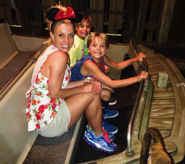 Na Disney, Britney Spears curte feriado com os filhos 