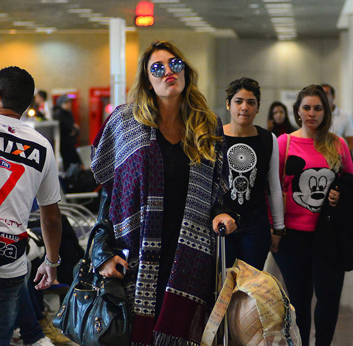 Rafa Brites faz biquinho para os fotógrafos em aeroporto