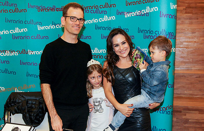 Gabriela Duarte confere noite de autógrafos do marido